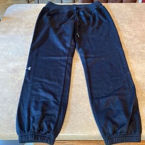 Women’s Under Armour pants size small inseam measure about 28”